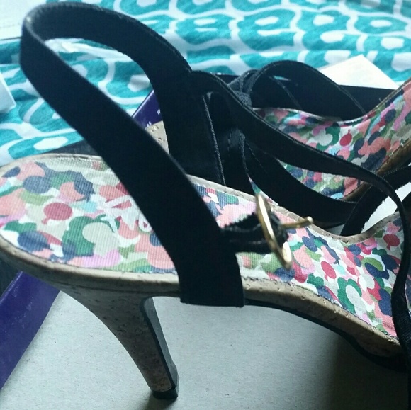 Womens shoes - Picture 2 of 3